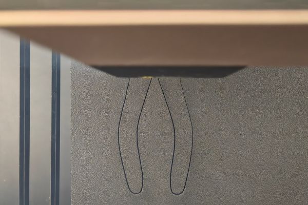 Laser schneidet den Schaumstoffeinleger