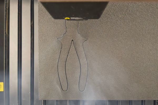 Laser schneidet den Schaumstoffeinleger in mehreren Durchgängen