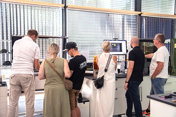 Anhand praktischer Beispiele und mithilfe der Software konnten Kunden die xTool-Produkte hautnah erleben.