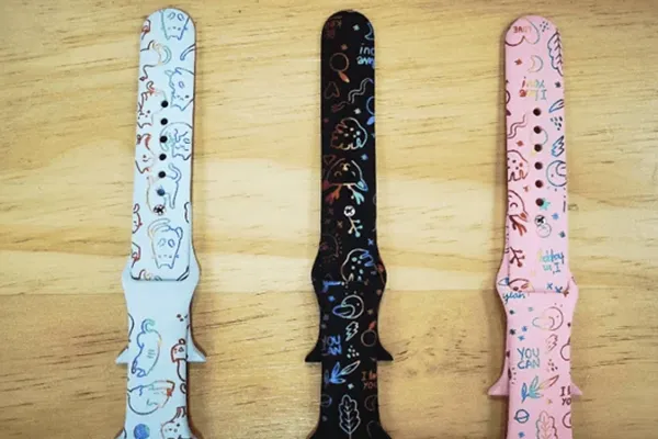 Es gibt spezielle Armbänder zur Lasergravur die ein Regenbogenmuster freilegen, wenn diese graviert werden.
